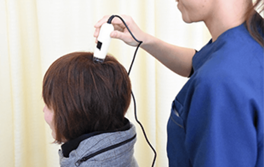 マイクロスコープでの頭皮診断の様子